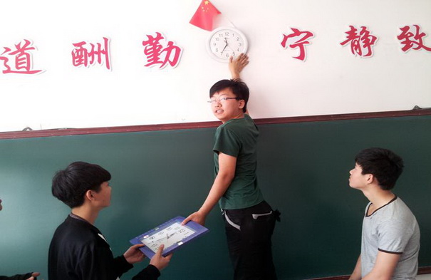  通報(bào)表?yè)P(yáng)參與護(hù)考掛石英鐘的五名同學(xué)