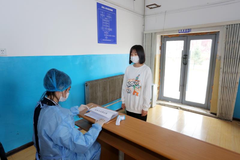 發(fā)熱學生進行體溫復(fù)核2.jpg